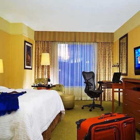 Hilton Garden Inn Montreal Centre-Ville 4*,